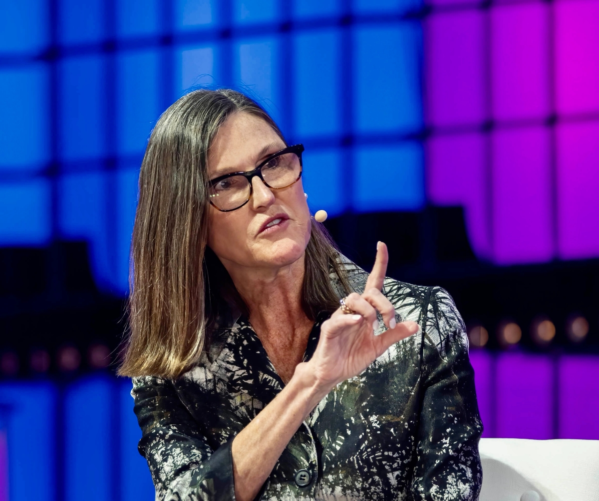 SEC delays ruling on Cathie Wood’s spot Bitcoin ETF, as senator and lobbyists seek dismissal of Coinbase case