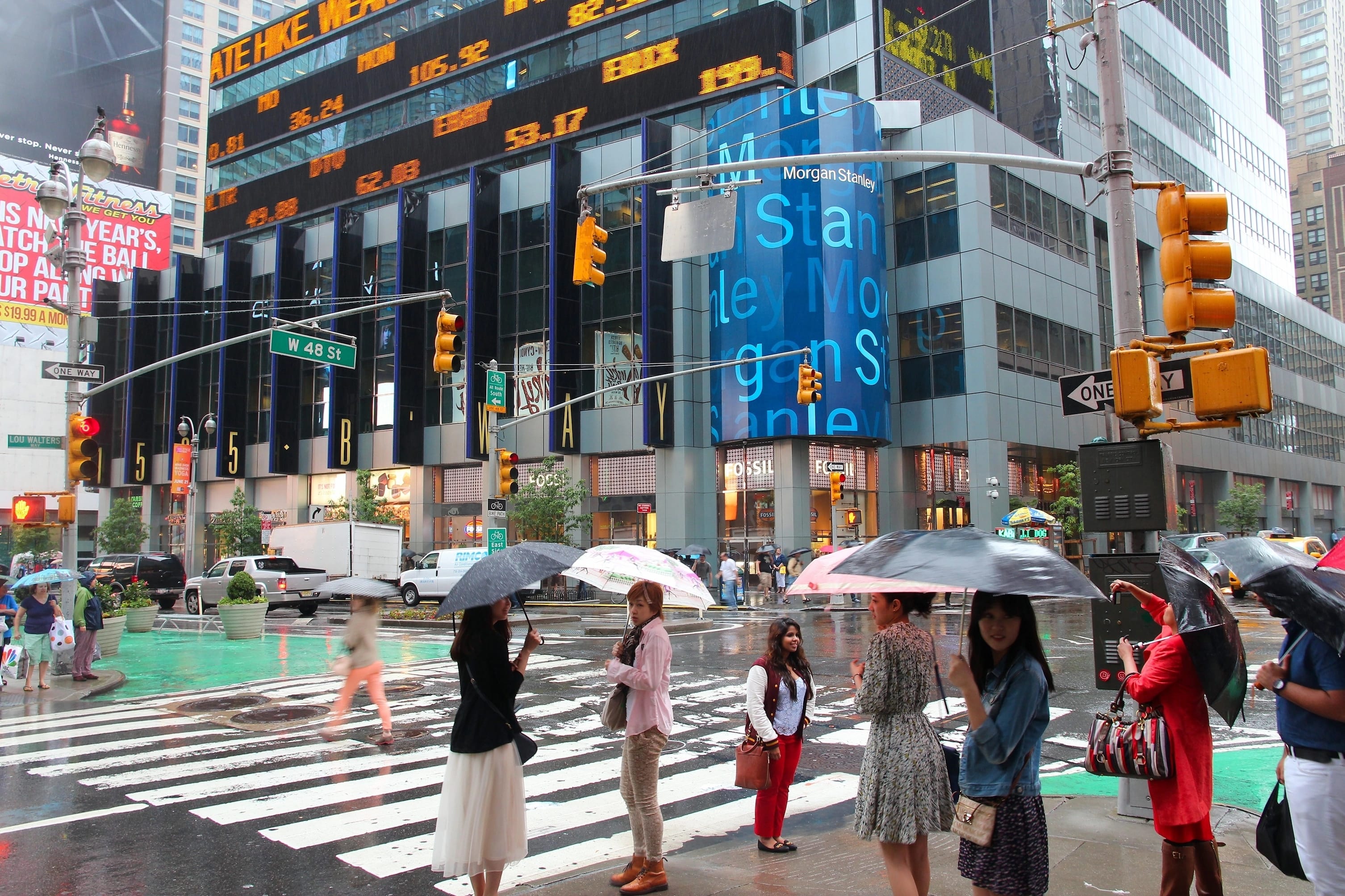 New,York,,Usa,-,June,10,,2013:,People,Visit,Rainy